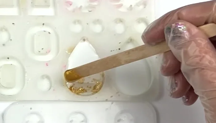 Add a thin line of the gold resin between the white and clear resin.