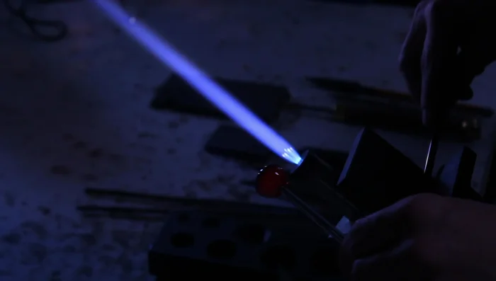 Attach Onyx to the back of the pendant as a punty.