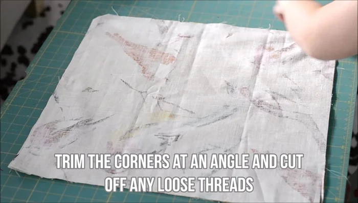 Trim corners at an angle and cut off loose threads.