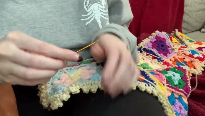 Weave in the ends of the yarn and trim excess.