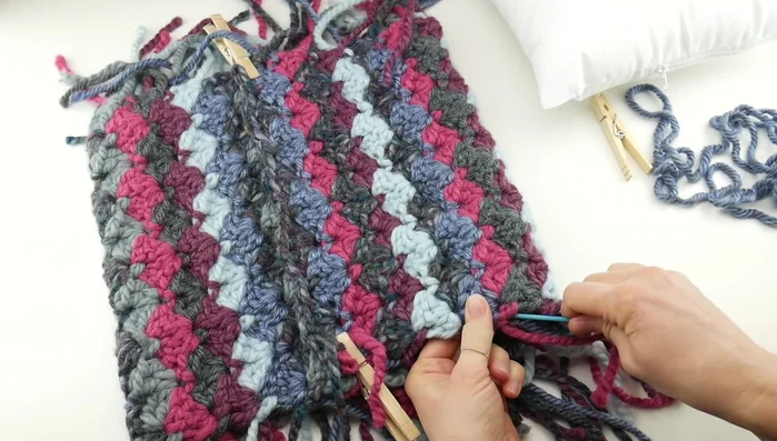 Turn right side out: Turn the pillow cover right side out, insert the pillow form, and adjust the edges to ensure a neat and snug fit.