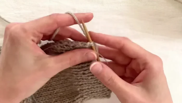 Start a new yarn for the button band, leaving a tail for weaving in later.