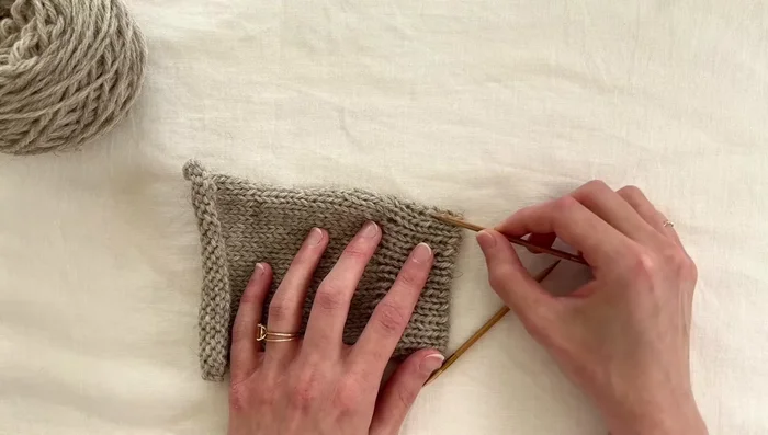 Start a new yarn for the button band, leaving a tail for weaving in later.