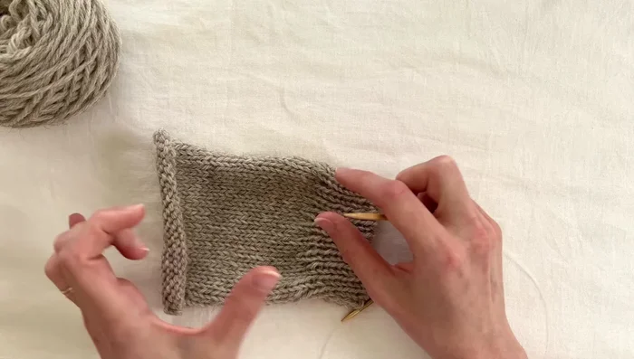 Start a new yarn for the button band, leaving a tail for weaving in later.