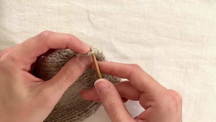 Start a new yarn for the button band, leaving a tail for weaving in later.