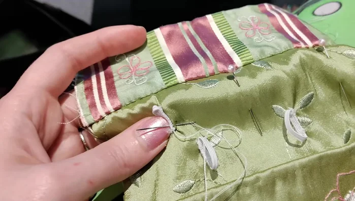 Attach the elastic loops to the lining.