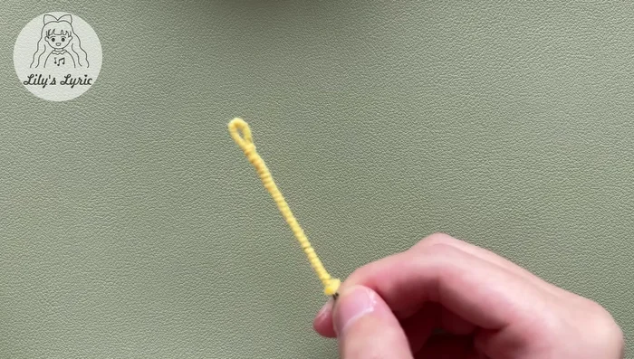 Wrap yarn around the whole wire, making a knot to secure it. Cut off extra yarn. Make 4-5 stamens.