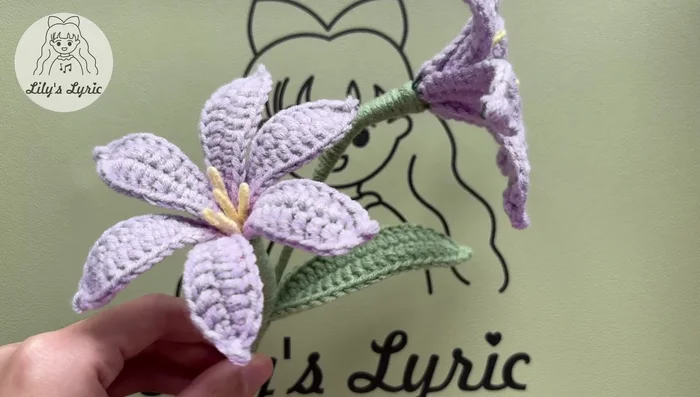 Assemble the flower: Prepare two pieces of branch (20cm and 10cm). For the short branch, hold the stamens with the top of the branch, about 2cm higher. Tie them together with green yarn, making a knot. Attach the petals to the branch, right side facing inside, tying them with yarn.