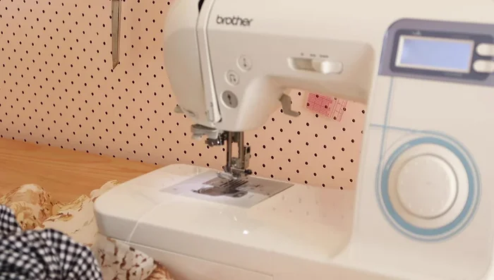 Create the ruffle. Fold the long rectangle in half, then into a loop. Stitch the shorter ends together. Use the longest stitch setting on your machine to sew two rows of gathering stitches along the raw edge. Gently pull threads to gather until it matches the 40x40cm square perimeter.