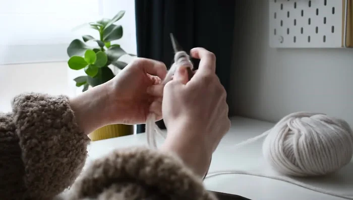 Cast on the required number of stitches using the unravelled swatch yarn.