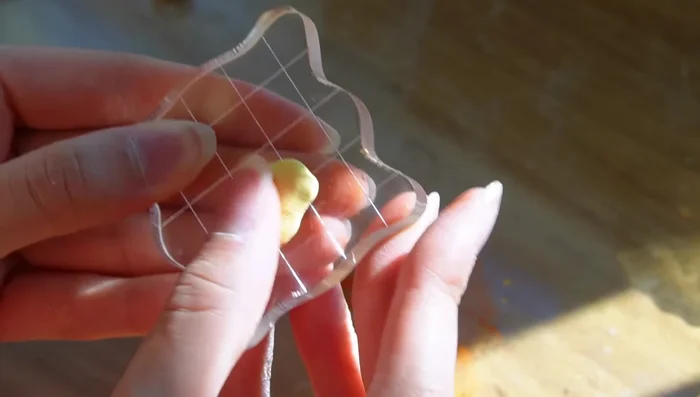 Add greasy effect to the pizza using a mix of leftover pastels and translucent liquid Sculpey.