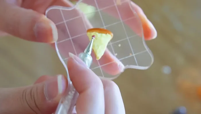 Add greasy effect to the pizza using a mix of leftover pastels and translucent liquid Sculpey.