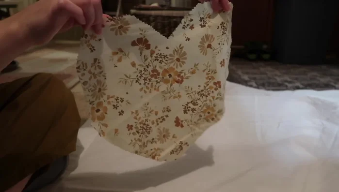 Cut out the trim (optional). I used a white bedsheet. Measure the circumference of the heart and pocket, double it, and cut the ruffle strips.