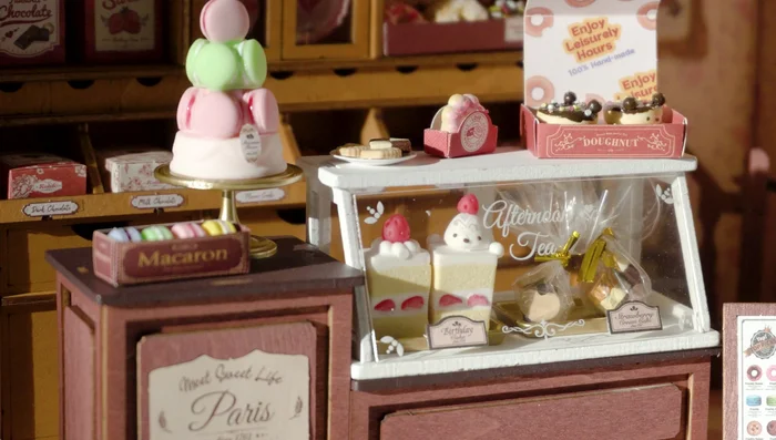 Optional: Add a plastic lid to the macaron box using leftover plastic.