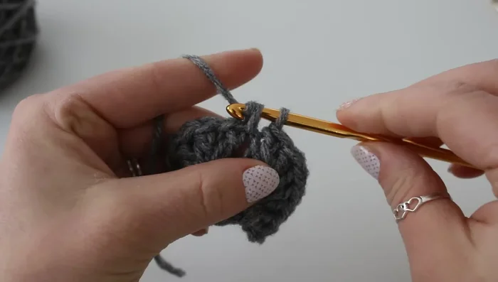 Continue this pattern of single crochet and seven double crochets around.