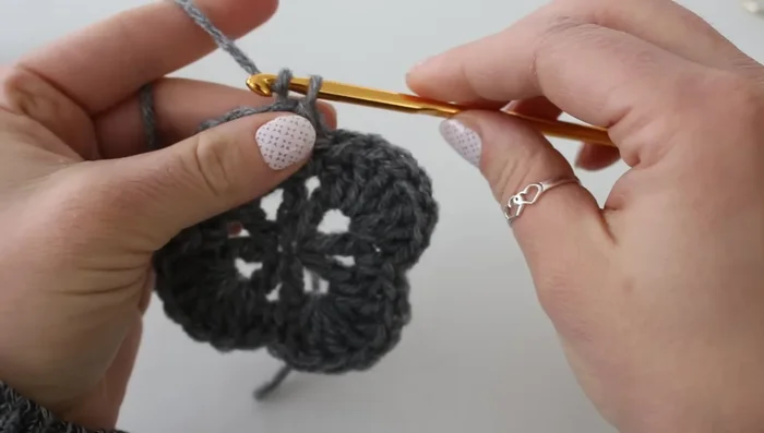 Repeat this pattern around, slip stitching to the beginning chain to finish the round.