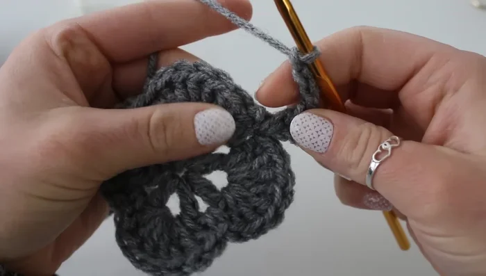 Repeat this pattern around, slip stitching to the beginning chain to finish the round.