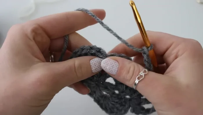 Repeat this pattern around, slip stitching to the beginning chain to finish the round.