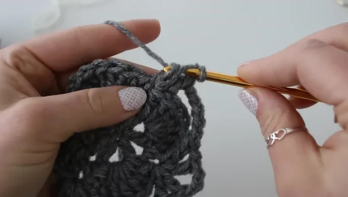 Repeat this pattern around, slip stitching to the beginning chain to finish the round.