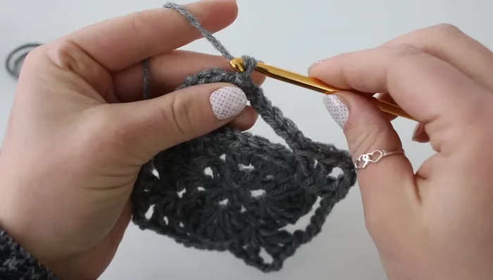 Repeat the shell pattern around.