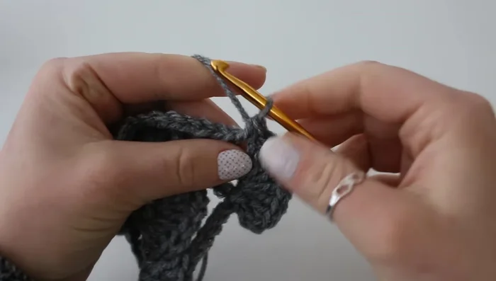 Repeat the shell pattern around.