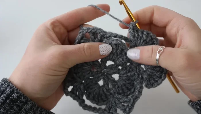 Repeat the shell pattern around.