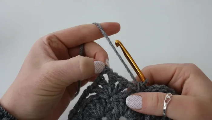 Repeat the shell pattern around.