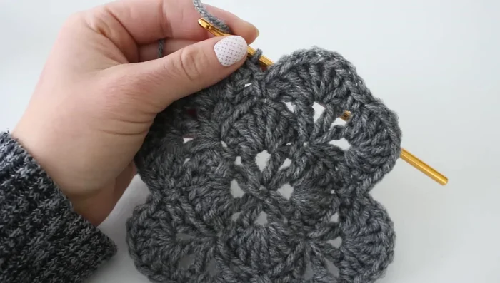 Continue alternating framework rounds (V-stitches) and shell rounds until the desired blanket size is reached.
