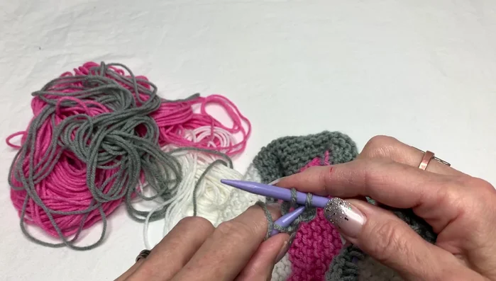 Bind off: Knit 2 stitches, pass the first stitch over the second, knit the next stitch and repeat until all stitches are bound off.