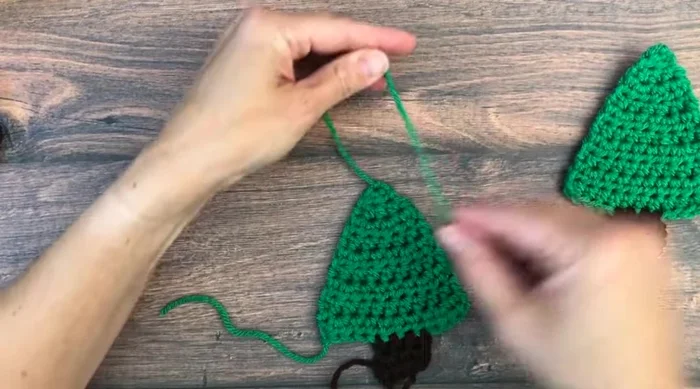 Fasten off and weave in ends. Tie off a loop for hanging if desired.