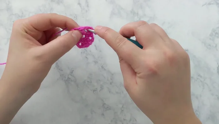 Round 3 and beyond: Continue the pattern from Round 2, adding rounds and changing yarn colors as desired. The tutorial suggests changing colors mid-round to avoid weaving in many ends.