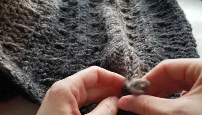 Align the stitches of the first and last rows.