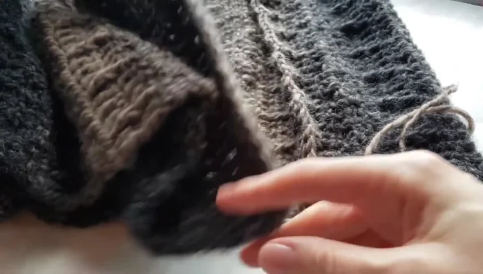 Align the stitches of the first and last rows.