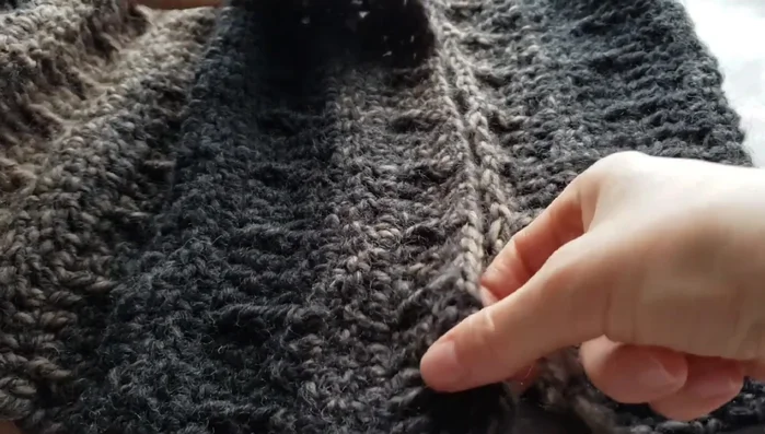 Align the stitches of the first and last rows.
