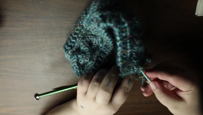 Graft the headband together using a tapestry needle, matching the pattern (garter, knit, purl, knit, garter).