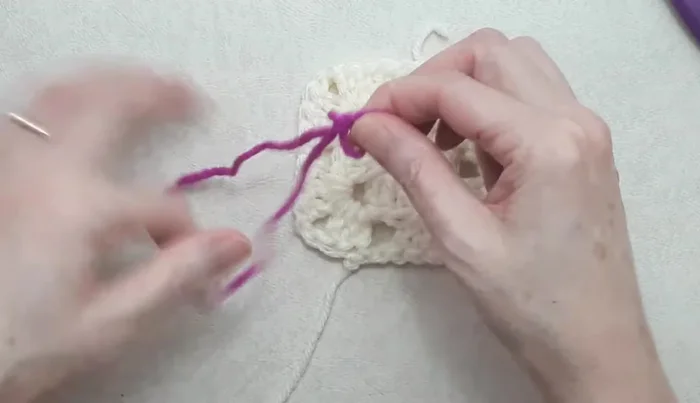 Repeat steps 11-16 for subsequent rounds, changing colors as desired. Remember to turn your work after each round.