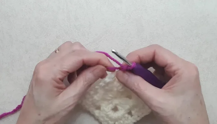 Repeat steps 11-16 for subsequent rounds, changing colors as desired. Remember to turn your work after each round.