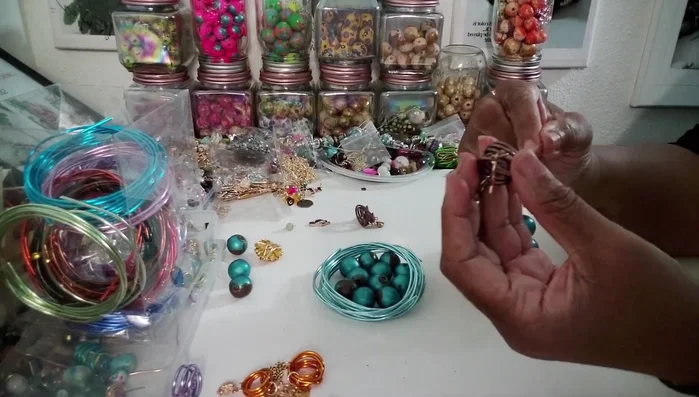 Finishing: Secure the ends of the wire.