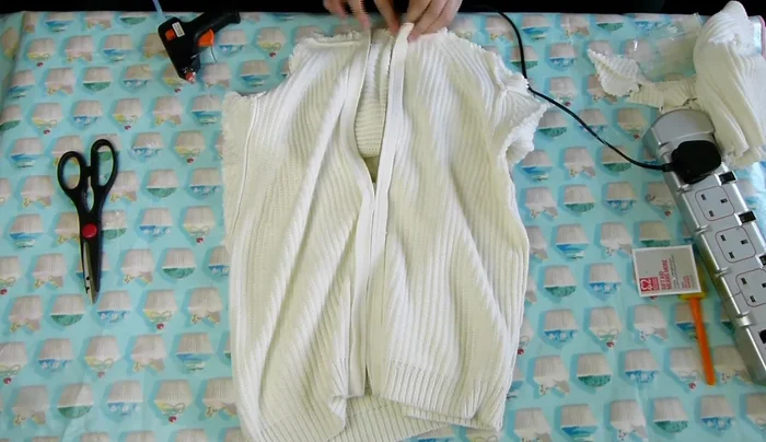 Secure the zipper with a generous amount of glue.