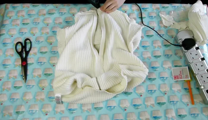 Secure the zipper with a generous amount of glue.