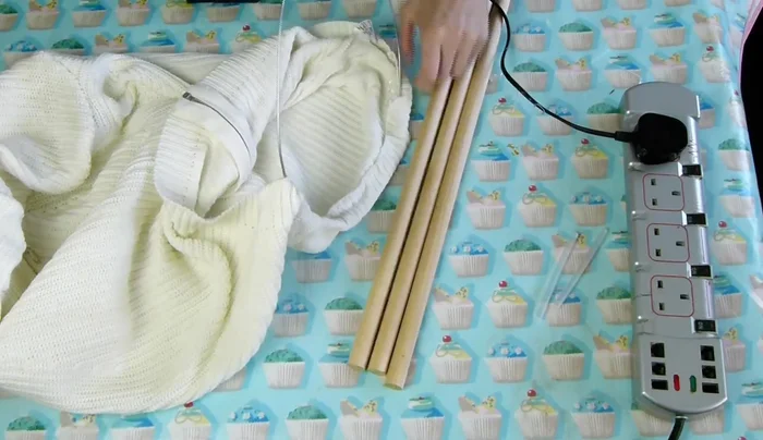Glue the top edge of the basket to the wire loop on the inside to keep the basket open.