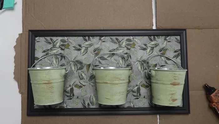 Attach the pales to the repurposed frame using hot glue.