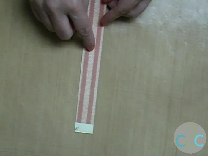 Let the glued napkin ring dry completely.