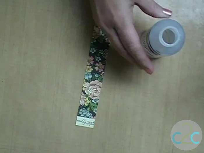 Let the glued napkin ring dry completely.