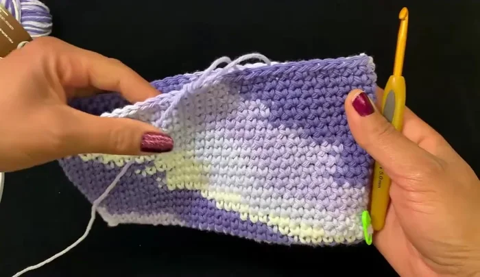 Weave in the yarn tails.