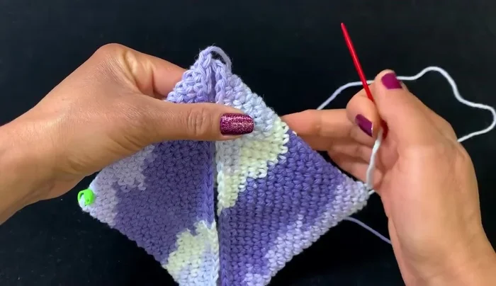 Weave in the yarn tails.