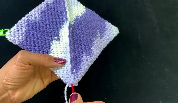 Weave in the yarn tails.