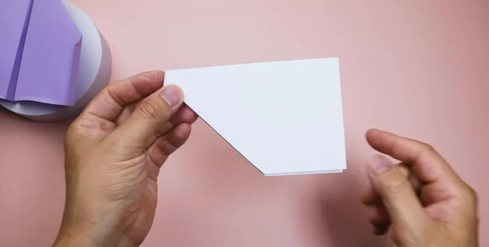 Bend the tail section at the marked position. Press the paper flat for optimal performance.