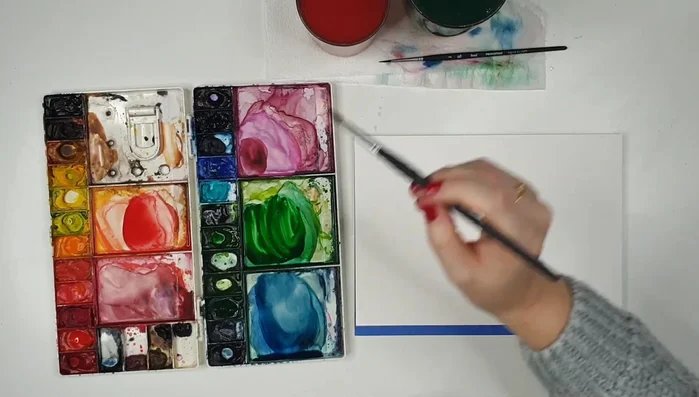 Mix a deep red (Windsor red deep) for berries.