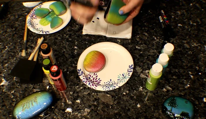 Apply paska paint around the edge of the rock.